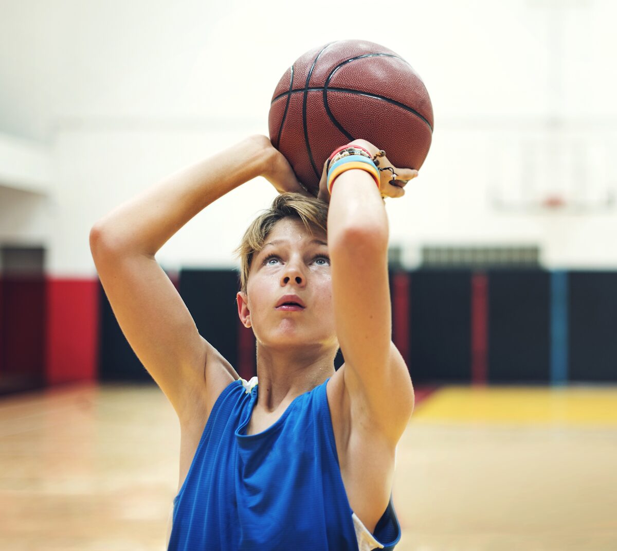 1200 Young basketball player shoot